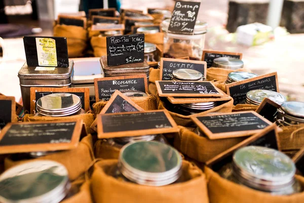 saint-pierre, reunion adasında fuar alanında çay satışı