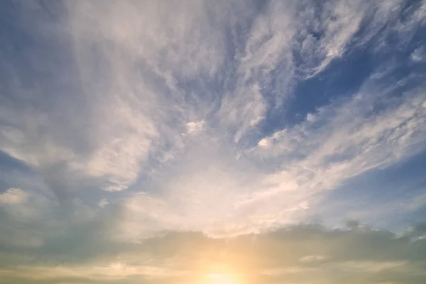 Красивые мягкие облака и синий фон неба — стоковое фото