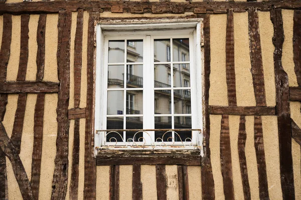 Edifícios antigos de meia-madeira em Rennes, Brittany, França — Fotografia de Stock