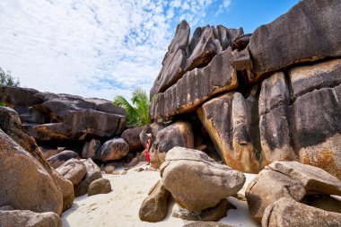 Laraie Körfezi sahilinde dev kaplumbağa çiftliğinin yanında granit kayalar var.,