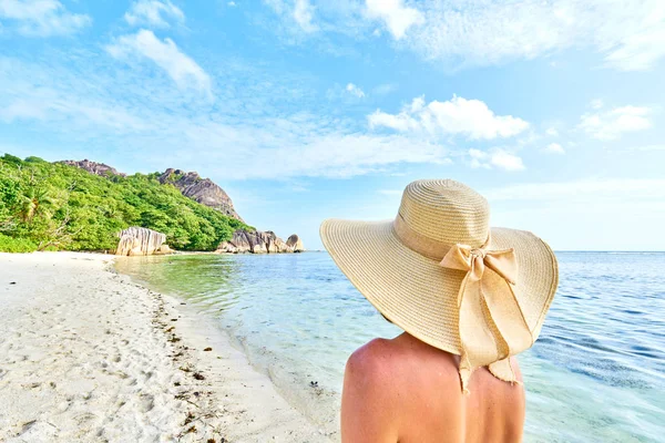 Una donna turista rilassante su una spiaggia tropicale Anse Source d'Argen — Foto Stock