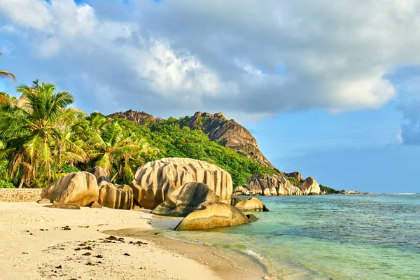 Anse Source d'Argent, rocce granitiche sulla bellissima spiaggia di Tropi — Foto Stock