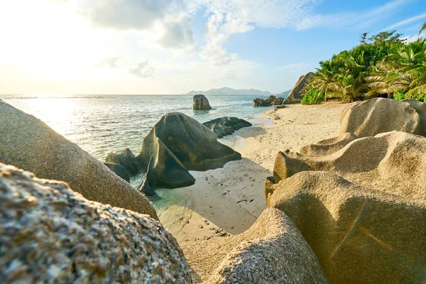 Anse Source d'Argent, rocce granitiche sulla bellissima spiaggia di Tropi — Foto Stock