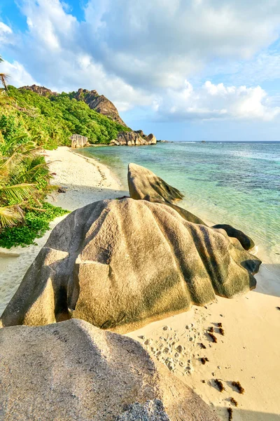 Anse Source d'Argent, rocce granitiche sulla bellissima spiaggia di Tropi — Foto Stock