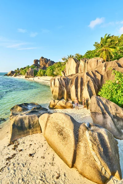 Anse Source d'Argent, rochers de granit à belle plage sur tropi — Photo
