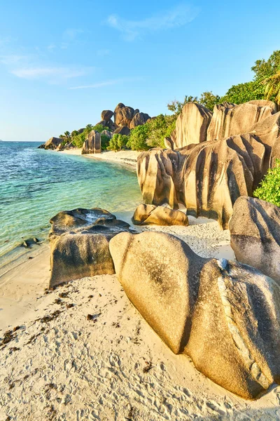 Anse Source d'Argent, rochers de granit à belle plage sur tropi — Photo