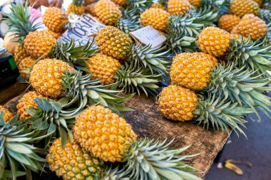 reunion adanın yerel pazarda ünlü victoria ananas