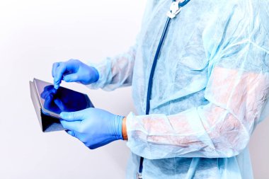 Kıdemli Doktor iş onun tablet bilgisayar kullanarak