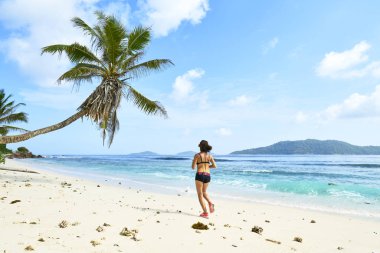Koşan kadın. B 'deki açık hava antrenmanı sırasında koşan bayan koşucu