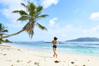 Koşan kadın. B 'deki açık hava antrenmanı sırasında koşan bayan koşucu