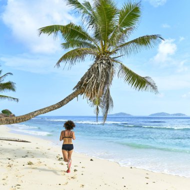 Koşan kadın. B 'deki açık hava antrenmanı sırasında koşan bayan koşucu