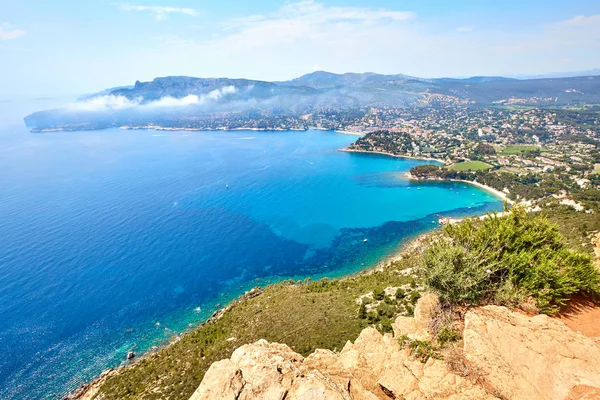 Vista de la ciudad de Cassis, la roca de Cap Canaille y el mar Mediterráneo Imagen De Stock