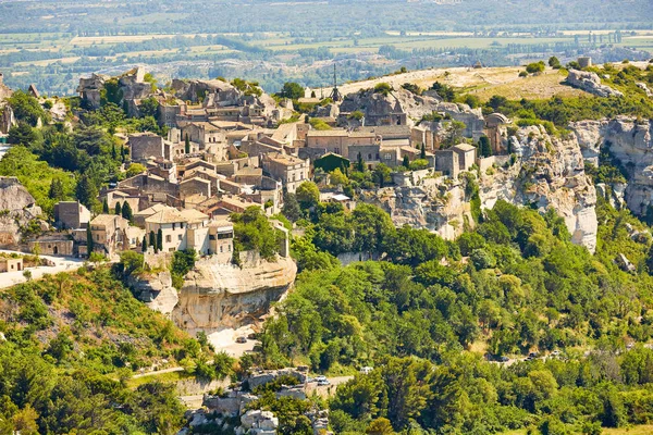 Provencal köy Les Baux de Provence ve Sarragan sto manzarası