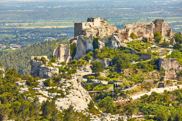 Provencal village Les Baux de Provence and view of Sarragan sto — стокове фото