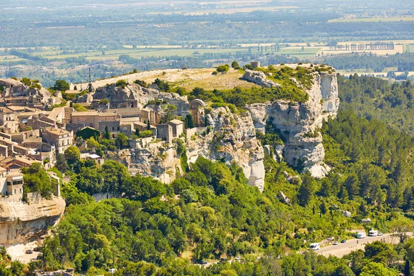 Provencal village Les Baux de Provence and view of Sarragan sto — стокове фото