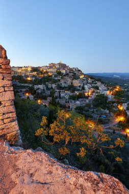 Provence 'deki Gordes' un ünlü eski köyü Franc 'ta inanılmaz mavi saat