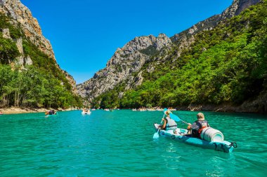 St Croix Gölü, Les Gorges du Verdon turistler ile kayaklar, tekneler ve kürek tekneler., Provence, Fransa