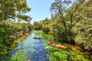 Fontaine de Vaucluse'daki Sorgue Nehri'nde kayaklar. Vaucluse, Provence, Fransa, Avrupa