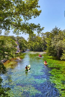 Fontaine de Vaucluse'daki Sorgue Nehri'nde kayaklar. Vaucluse, Provence, Fransa, Avrupa