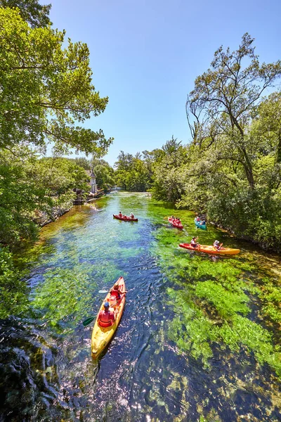 Fontaine de Vaucluse'daki Sorgue Nehri'nde kayaklar. Vaucluse, Provence, Fransa, Avrupa