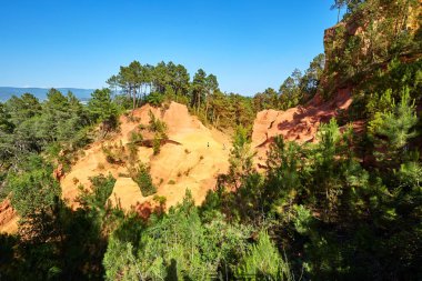 Roussillon yakınlarındaki doğal parkta kırmızı ochre manzara Insanlar, Provence, Güney Fransa