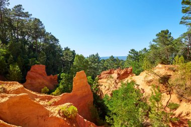 Kırmızı koyu sarı kayalıklardan Provence, Fransa Roussillon Köyü