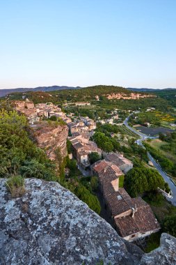 Lavanta alan Luberon, Provence, Fransa ile Saignon Köyü