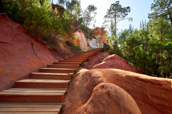 Scogliere di ocra rossa nel villaggio di Roussillon in Provenza, Franc — Foto Stock