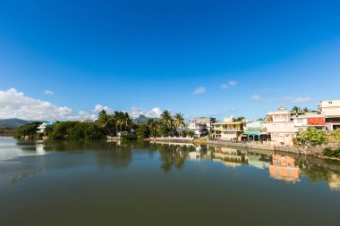 Mahebourg, Mauritius dağları ile Nehir sahne. Hint Okyanusu ada ülkesi Mauritius, plajları, lagünleri ve resifleri ile ünlüdür..