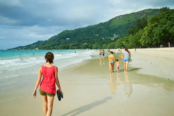 Beau Vallon Plajı, Seyşeller - 26 Kasım 2017: Beau Val 'de Yürüyüş