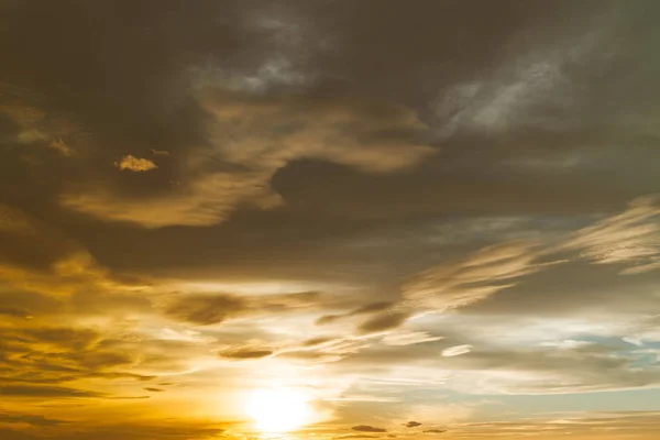 Gün Batımı Nda Bulutlar Ile Dramatik Gökyüzü Arka Plan — Stok fotoğraf