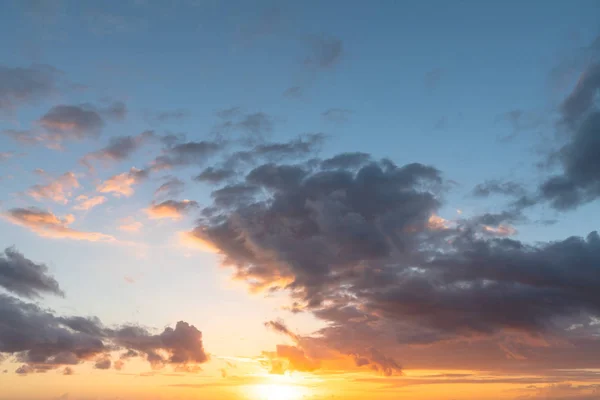 Güzel Yumuşak Bulutlar Mavi Gökyüzü Arkaplanı — Stok fotoğraf