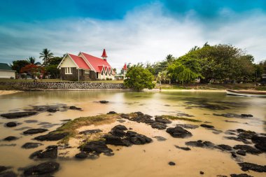 Notre Dame Auxiliatrice kilise Cap Malheureux, Mauritius, Hint Okyanusu, kendine özgü kırmızı çatılı