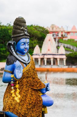 Bir Hint (Hindu, Budist) ilahiyat heykeli: Mauritius'taki hindu tapınağında (Büyük Havza) Şiva