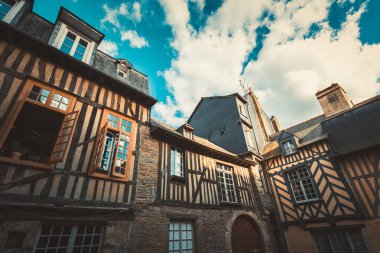 Rennes şehrinin eski kentinde geleneksel yarı ahşap evler, Fransa