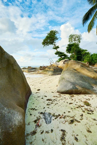 Beau Vallon Bay com rochas de granito - Praia na ilha Mahe em Seyc — Fotografia de Stock