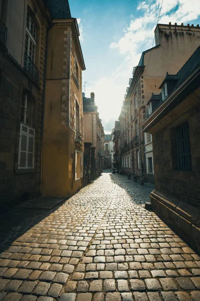 Rennes şehrinin eski kentinde geleneksel yarı ahşap evler, Fransa