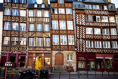 Rennes şehrinin eski kentinde geleneksel yarı ahşap evler, Fransa