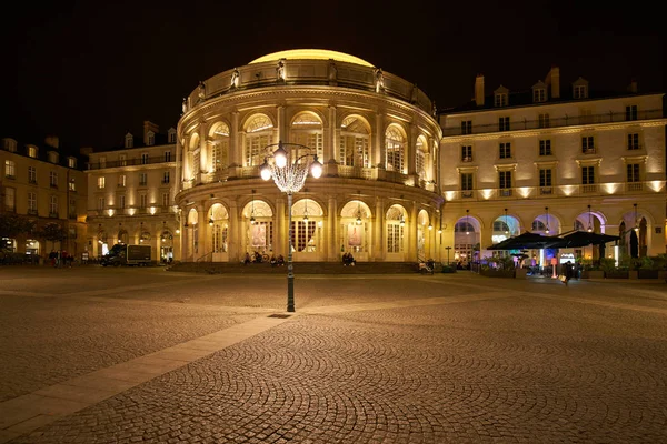 Rennes, Frankrike - 11 november 2017: Karusellen på natten, i Re — Stockfoto