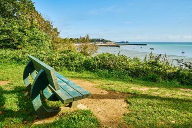 Batı Fransa 'nın Brittany bölgesindeki Baie du Mont Saint Michel' de Atlantik Okyanusu kıyısındaki panoramik yoldan Cancale.