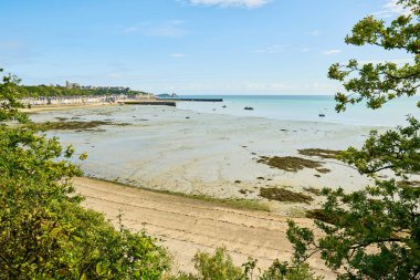 Batı Fransa 'nın Brittany bölgesindeki Baie du Mont Saint Michel' de Atlantik Okyanusu kıyısındaki panoramik yoldan Cancale.