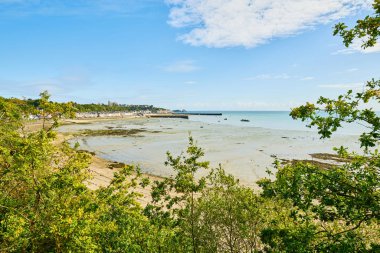 Batı Fransa 'nın Brittany bölgesindeki Baie du Mont Saint Michel' de Atlantik Okyanusu kıyısındaki panoramik yoldan Cancale.