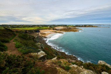 Pointe de la Garde Guerin sahil ve zümrüt kıyısında güzel görünümü, Saint-briac sur mec yakın , Brittany, Fransa