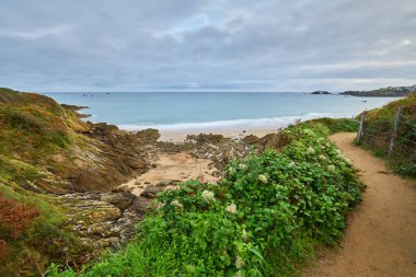 Pointe de la Garde Guerin sahil ve zümrüt kıyısında güzel görünümü, Saint-briac sur mec yakın , Brittany, Fransa