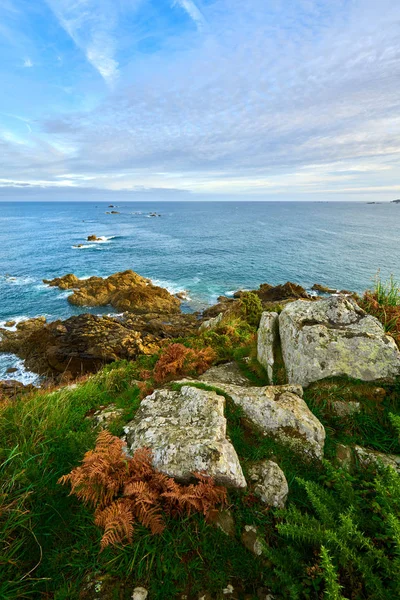 Beira-mar de Pointe de la Garde Guerin e bela vista sobre a costa de esmeralda, perto de Saint-briac sur mec, Bretanha, França — Fotografia de Stock