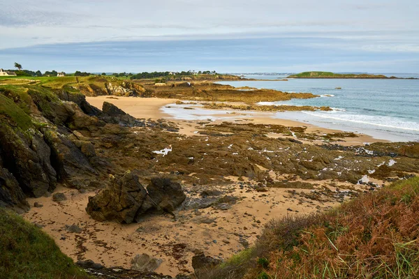 Havet i Pointe de La Garde Gurin och vacker utsikt på Costa Smeralda, nära Saint-Briac sur MEC, Bretagne, Frankrike — Stockfoto