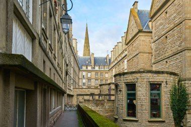 Saint-Malo, Fransa'da güzel taş ev. Saint-Malo, Fransa'nın kuzeybatısında, Manş Denizi'nde yer alan bir liman kentidir..
