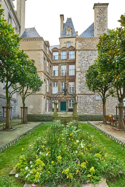 Krásný kamenný dům v Saint-Malo ve Francii. Saint-Malo je opevněné přístavní město v Bretani (prefektura Ille-et-Vilaine) v severozápadní Francii na anglickém kanálu.. — Stock fotografie