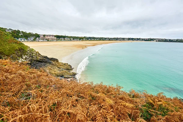 Brittany beach called The Big Beach taken from Pointe de la garde, Saint-Cast-le-guildo, França — Fotografia de Stock