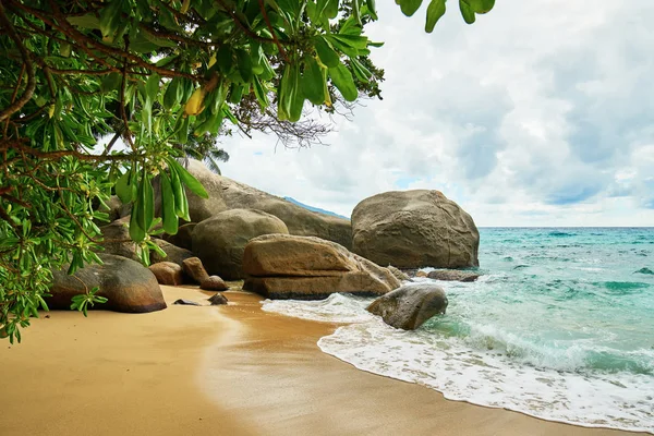 Praia de Mahe seychelles com rochas famosas — Fotografia de Stock